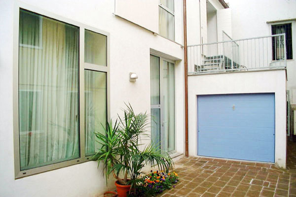 casa_house_abitazione_risistemazione_esterno_interiors_ristrutturazione_infissi_garage_saracinesca
