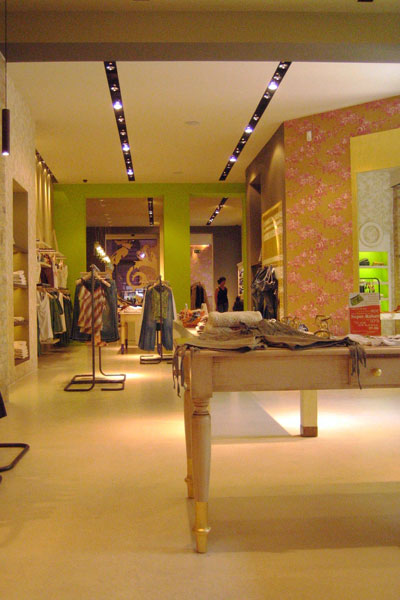 flagshipstore_shop__risistemazione_interno_interiors_ristrutturazione_living_lusso_area_vendita_tavolo_table