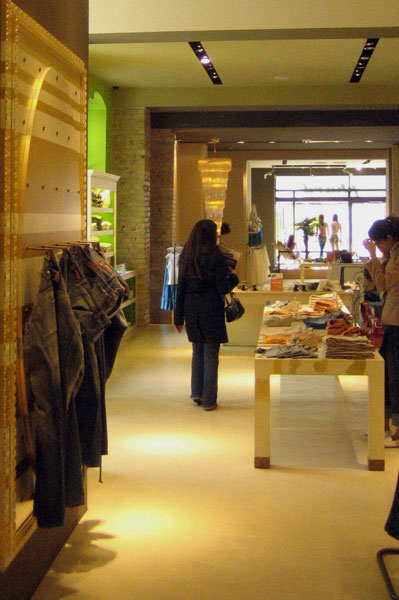 flagshipstore_shop__risistemazione_interno_interiors_ristrutturazione_living_lusso_luxury_area_esposizione_exhibition