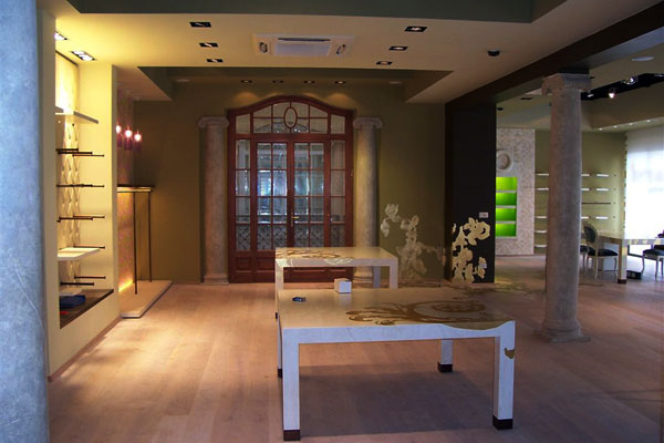 interno_interni_arredo_interiors_negozio_store_phard_showroom_vestiti_dress_exhibition_tables_esposizione