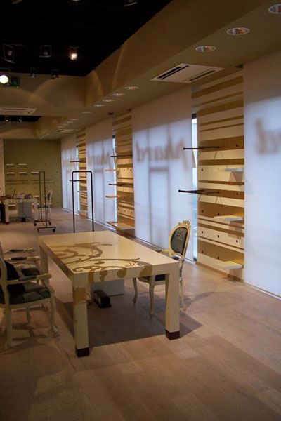 interno_interni_arredo_interiors_negozio_store_phard_showroom_vestiti_dress_table_chairs_sedie_tavolo