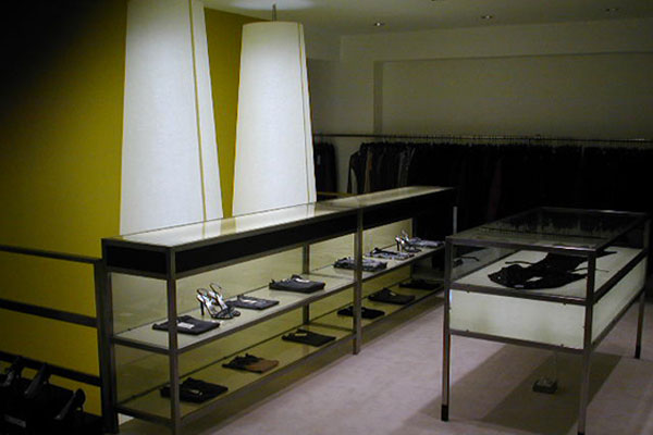 shop_store_interno_arredo_negozi__interiors_lusso_area_vendita_espositori_vetrinette_vetrina