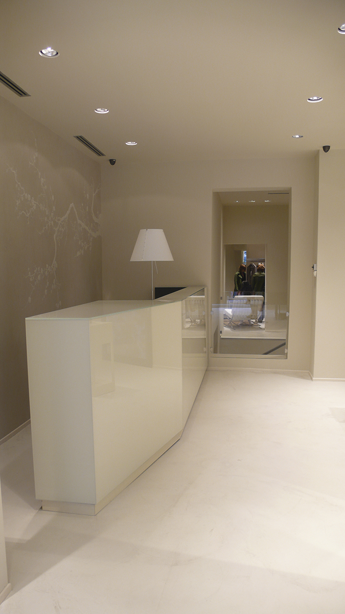 shop_store_interno_arredo_negozi_interiors_lusso_area_vendita_cassa_cashdesk_sistes_milano11