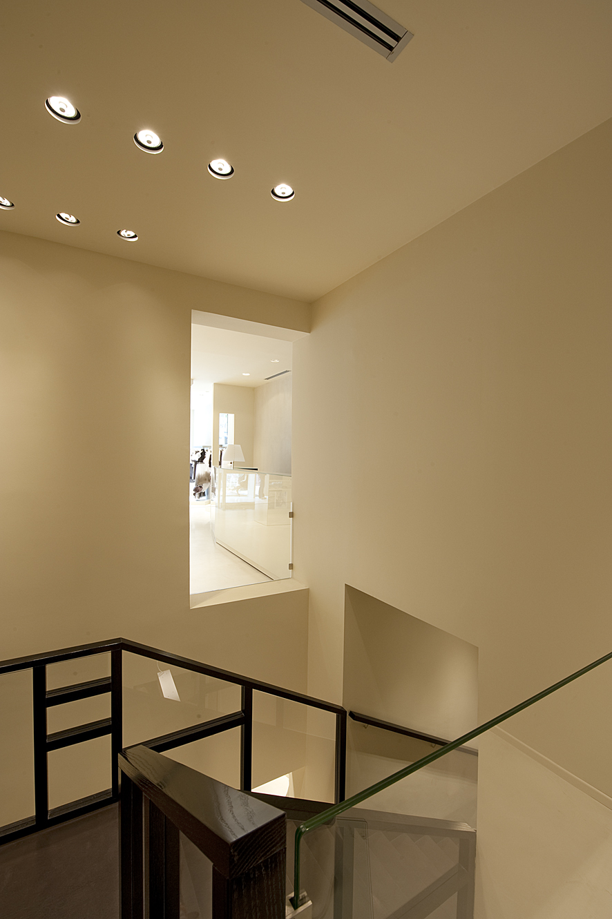 shop_store_interno_arredo_negozi_interiors_lusso_area_vendita_scale_stairs_sistes_milano11